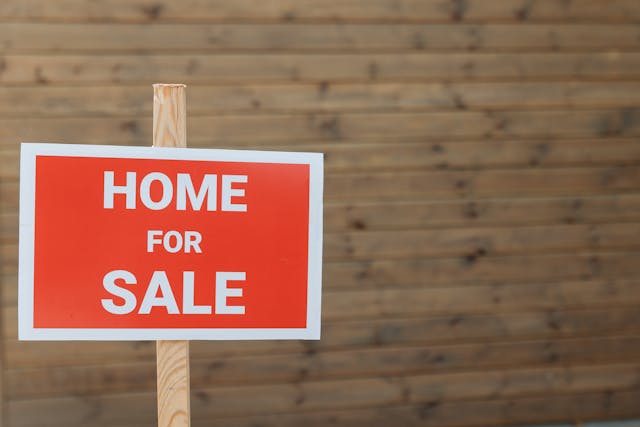 for-sale-sign-in-front-home